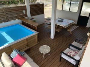 Bazén v ubytování Cap Lodge Martinique nebo v jeho okolí