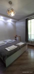 Rúm í herbergi á Apartments Lezzet