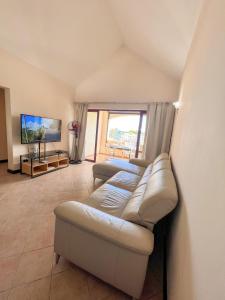 Televisyen dan/atau pusat hiburan di Abrico Seaview Apartment