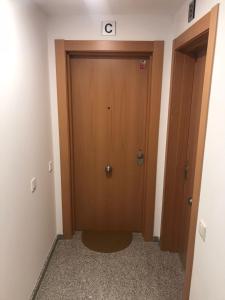 Una puerta con la letra c en una habitación en Grande appartement neuf, en Burriana