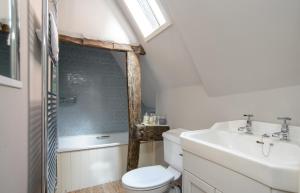 奧爾德堡的住宿－The Cross Keys, Aldeburgh，一间带卫生间和水槽的浴室
