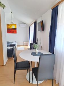Televízia a/alebo spoločenská miestnosť v ubytovaní Apartments Kozjan