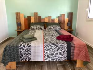 Ένα ή περισσότερα κρεβάτια σε δωμάτιο στο Ti Zeinga la