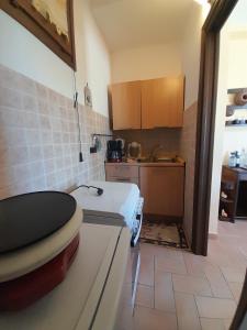 uma cozinha com WC no meio de um quarto em Casal dei Colli em Amelia