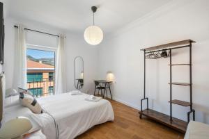 Vintage & Modern Old Town Alcoy في الكوي: غرفة نوم بيضاء مع سرير ونافذة