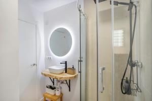 Vintage & Modern Old Town Alcoy في الكوي: حمام مع دش ومغسلة ومرآة +11 صورة