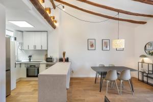 Vintage & Modern Old Town Alcoy في الكوي: مطبخ وغرفة طعام مع طاولة وكراسي