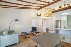 Vintage & Modern Old Town Alcoy في الكوي: غرفة معيشة بها طاولة وأريكة