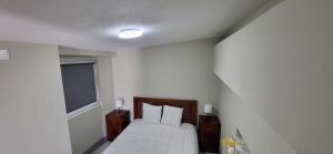 Ένα ή περισσότερα κρεβάτια σε δωμάτιο στο Oliver's place Guesthouse