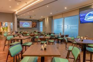 Restaurace v ubytování Premier Inn Abu Dhabi Airport Business Park