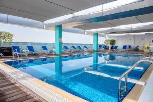בריכת השחייה שנמצאת ב-Premier Inn Abu Dhabi Airport Business Park או באזור