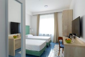 TV a/nebo společenská místnost v ubytování Napolit'amo Hotel Medina