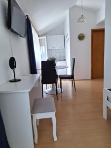 Televízia a/alebo spoločenská miestnosť v ubytovaní Apartments Kozjan