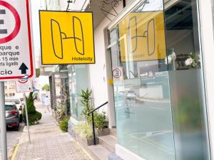 ブルスケにあるHotelcityの建物脇の看板店