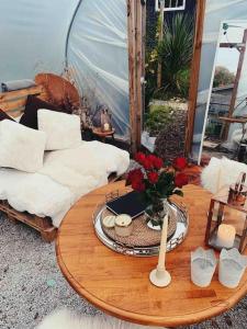 WestbourneにあるShepherds hut with Alpaca viewsのリビングルーム(ソファ、花のテーブル付) +13枚の写真