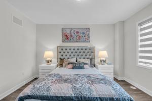 1 dormitorio blanco con 1 cama grande y 2 lámparas en Luxury Newly Build 4BR House in Oakville, en Oakville
