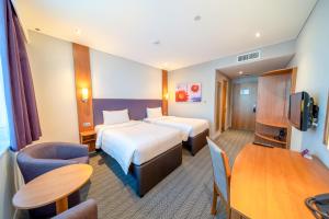 Postel nebo postele na pokoji v ubytování Premier Inn Abu Dhabi Airport Business Park