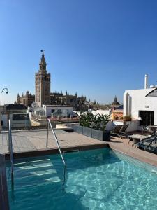 una piscina sul tetto di un edificio di Joya del Casco Boutique Hotel by Shiadu a Siviglia