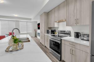 una cocina con encimeras blancas y armarios de madera en Luxury Newly Build 4BR House in Oakville, en Oakville 41 fotos más