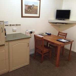 A television and/or entertainment centre at Criterion Hotel-Motel Rockhampton