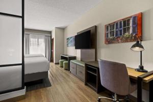 TV a/nebo společenská místnost v ubytování Comfort Suites Charleston West Ashley