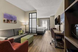 TV a/nebo společenská místnost v ubytování Comfort Suites Charleston West Ashley