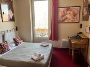 Rúm í herbergi á Hôtel Le Colbert