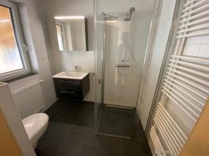 Koupelna v ubytování N3 Charmantes eingezäuntes Ferienhaus mit Garten