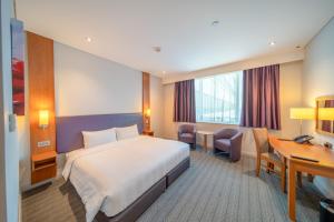 Postel nebo postele na pokoji v ubytování Premier Inn Abu Dhabi Airport Business Park