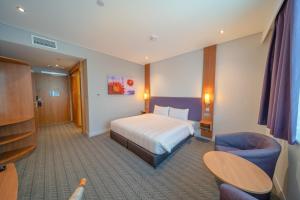 Postel nebo postele na pokoji v ubytování Premier Inn Abu Dhabi Airport Business Park