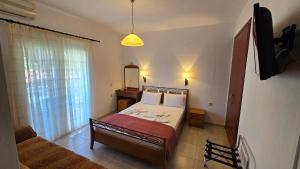 1 dormitorio con cama y espejo. en Itamos Migdanis House, en Vourvourou