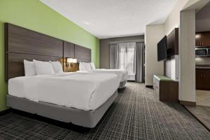 Postel nebo postele na pokoji v ubytování Comfort Suites Charleston West Ashley