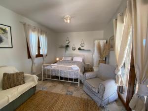 エパノミにあるSea front Villa Myratのベッドとソファと椅子のある寝室