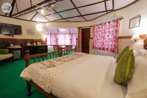 Kama o mga kama sa kuwarto sa Hotel Udechee Huts, McLeod Ganj