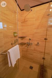 Bathroom sa Hotel Udechee Huts, McLeod Ganj