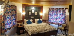 Kama o mga kama sa kuwarto sa Hotel Udechee Huts, McLeod Ganj