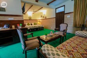 Seating area sa Hotel Udechee Huts, McLeod Ganj
