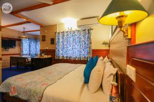 Kama o mga kama sa kuwarto sa Hotel Udechee Huts, McLeod Ganj