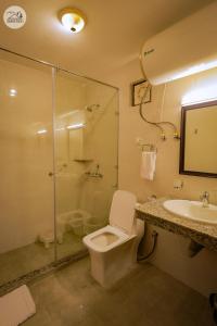 Bathroom sa Hotel Udechee Huts, McLeod Ganj