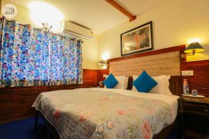 Kama o mga kama sa kuwarto sa Hotel Udechee Huts, McLeod Ganj