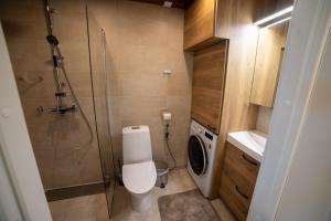 une salle de bains avec douche, toilettes et lavabo dans l'établissement Marina Resort C1, à Kalajoki