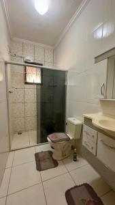 a bathroom with a toilet and a shower and a sink at Sítio Tabatinga in Luminárias +49 photos