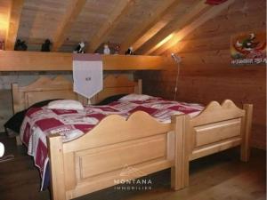 ein Schlafzimmer mit einem Holzbett in einem Zimmer in der Unterkunft Triplex 8 pers. en Chalet Traditionnel, Pied des Pistes, Terrasse, Balcon, Parking - FR-1-458-164 in Le Grand-Bornand