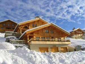 a log cabin in the snow with snow around it at Triplex 8 pers. en Chalet Traditionnel, Pied des Pistes, Terrasse, Balcon, Parking - FR-1-458-164 in Le Grand-Bornand