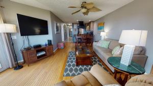 un soggiorno con divano e TV a schermo piatto di Sandcastle Beach Club Unit 4 by Tybee Vacation Rentals a Tybee Island
