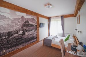 een slaapkamer met een groot schilderij aan de muur bij Hotel Eco Tatry Holiday& Spa in Kościelisko