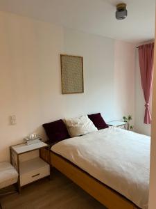 a bedroom with a bed with a nightstand and a bed sidx sidx sidx sidx at Idylle am Berliner Stadtrand in Schönefeld