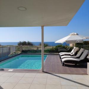 The swimming pool at or close to Bella Vista House