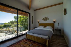 Un dormitorio con una cama y una ventana grande. en Villa Carmen Écrin de Lumière en Provence, en Laouque