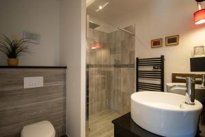 Un baño con ducha, lavabo e inodoro. en Villa Carmen Écrin de Lumière en Provence, en Laouque 4 fotos más